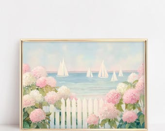 以下が含まれることがあります： 水面にヨットが浮かぶ、海岸の風景を描いた額入りの絵画。ピンクと白のアジサイが白い柵を囲んでいます。空はソフトブルーで、フレームは金色です。