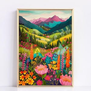 Puede incluir: Una impresión artística enmarcada que presenta un paisaje vibrante. La obra de arte representa un valle colorido con colinas, montañas y una variedad de flores en tonos rosa, naranja, amarillo y azul. El marco es dorado.