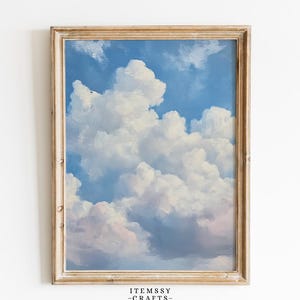 Könnte beinhalten: Gerahmtes Gemälde eines hellblauen Himmels mit flauschigen weißen Wolken. Das Kunstwerk hat eine Vintage-Ästhetik mit weichen Pinselstrichen und einem hellen Holzrahmen. Der Text "ITEMSSY - CRAFTS-" befindet sich unten.