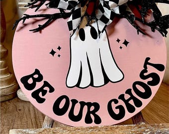 Archivo SVG "Sé nuestro fantasma", archivos Glowforge, letrero de bienvenida para puerta SVG, archivos Cricut, Halloween SVG, archivos láser, colgador de puerta de bienvenida