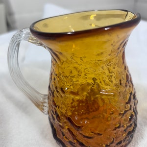 Brocca/lattiera vintage in vetro ambrato soffiato a mano, altezza 4 1/2&quot;. Condizioni eccellenti.
