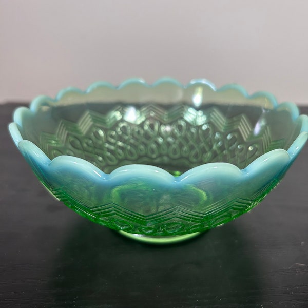 Vintage Green and White Opalesent Many Loops Jefferson Glass Bowl. Excellent condition