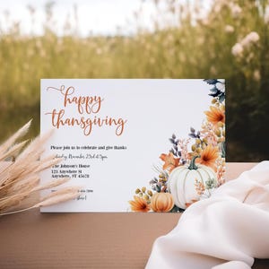 Può includere: Un biglietto bianco con il testo "happy thanksgiving" in corsivo arancione. Il biglietto ha un'illustrazione ad acquerello di zucche e foglie autunnali nell'angolo. Il testo sottostante recita "Please join us to celebrate and give thanks Saturday, November 23rd at 5pm The Johnson's House 123 Anywhere St Anywhere, ST 45678 3-456-7890 share!"