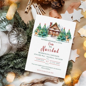 Puede incluir: Una invitaci&oacute;n a una cena de Navidad con una ilustraci&oacute;n de acuarela de una caba&ntilde;a acogedora en el bosque. La invitaci&oacute;n es para una cena de Navidad en la residencia Castanon el s&aacute;bado 17 de diciembre a las 5 PM. Se les pide a los invitados que traigan un regalo para un intercambio.
