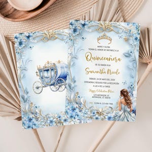 Op de afbeelding: Een Quinceañera-uitnodiging met een lichtblauw bloemmotief en een illustratie van een sprookjeskoets. De uitnodiging bevat de tekst "Mario y Elena tienen el honor de invitarle a la Quinceañera de su amada hija Samantha Nicole."