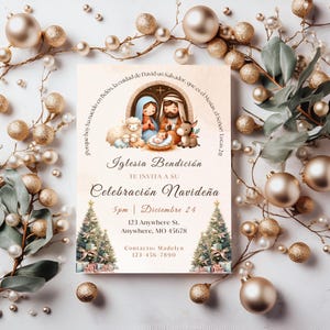 Puede incluir: Una tarjeta de invitación navideña con una ilustración del nacimiento de Jesús en la parte superior. La tarjeta presenta texto en español, incluyendo "Iglesia Bendición" y detalles para una celebración navideña. La tarjeta está decorada con ilustraciones de árboles de Navidad y adornos dorados.