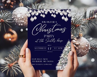 Könnte beinhalten: Eine blaue Weihnachtsfeier-Einladung mit silbernem Glitzertext und einer silbernen Glitzer-Weihnachtsbaum-Illustration. Die Einladung lautet "Join us for a Christmas Party at the Smith's house, Saturday December 17 at 6pm, 2023. 1234 Jolly Way, Anywhere, MO 56789, RSVP to Evilyn 123-456-7000."