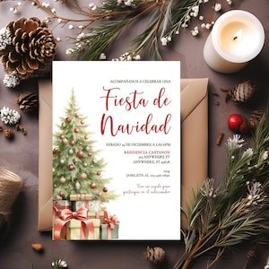 Puede incluir: Una invitación a una fiesta de Navidad con una ilustración de acuarela de un árbol de Navidad decorado y regalos. El texto dice "Acompáñanos a celebrar una Fiesta de Navidad" e incluye la fecha, la hora y la ubicación de la fiesta. También se incluye la información de RSVP.
