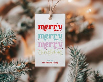 Peut inclure: Une étiquette cadeau blanche avec les mots "merry merry merry Christmas" en lettres stylisées colorées. L'étiquette comprend également le texte "with love The Johnson Family".