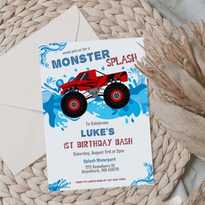 Puede incluir: Una invitaci&oacute;n azul y blanca con un cami&oacute;n monstruo rojo salpicando en el agua. La invitaci&oacute;n dice "&Uacute;nete a nosotros para un Monster Splash para celebrar el 1er cumplea&ntilde;os de Luke". La invitaci&oacute;n tambi&eacute;n incluye la fecha, la hora, la ubicaci&oacute;n y la informaci&oacute;n de RSVP.