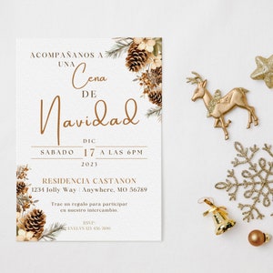 Può includere: Un invito bianco con testo marrone e un design di pigne e fiori. Il testo recita "Acompáñanos a una Cena de Navidad, Sábado 17 a las 6pm, 2023, Residencia Castanon, 1234 Jolly Way, Anywhere, MO 56789, Trae un regalo para participar en nuestro intercambio. RSVP: Evelyn 123-456-7890"