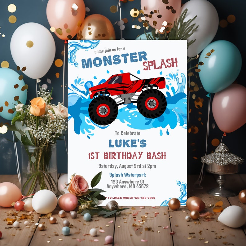 Puede incluir: Una invitaci&oacute;n a una fiesta de cumplea&ntilde;os con tem&aacute;tica de Monster Truck Splash con un cami&oacute;n monstruo rojo sobre un fondo de salpicaduras de agua azul. La invitaci&oacute;n dice "&Uacute;nete a nosotros para un Monster Splash" y "El primer cumplea&ntilde;os de Luke".