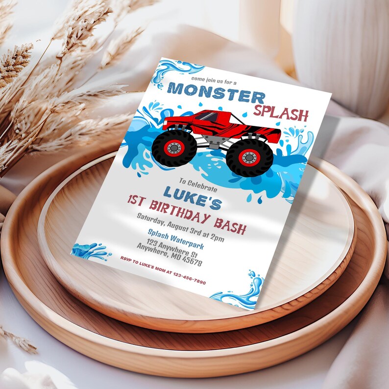 Puede incluir: Una invitaci&oacute;n a una fiesta de cumplea&ntilde;os con un cami&oacute;n monstruo chapoteando en agua azul. La invitaci&oacute;n dice "&Uacute;nete a nosotros para un Monster Splash para celebrar el primer cumplea&ntilde;os de Luke".