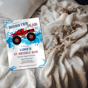 Puede incluir: Una invitaci&oacute;n a una fiesta de cumplea&ntilde;os de cami&oacute;n monstruo azul y blanco con un cami&oacute;n monstruo rojo conduciendo a trav&eacute;s de un chapoteo de agua. La invitaci&oacute;n dice "Ven a unirte a nosotros para un Monster Splash para celebrar el 1er cumplea&ntilde;os de Luke".