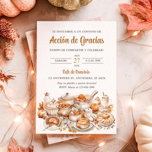 Puede incluir: Invitación de Acción de Gracias en español, con una ilustración en acuarela de una mesa festiva. La invitación incluye la fecha, hora y lugar. El texto dice 'Acción de Gracias' y 'Cafe de Convivio'.