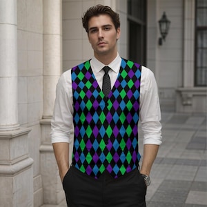 Op de afbeelding: Een vest met een veelkleurig ruitpatroon in groen, blauw, paars en zwart. Het vest wordt gedragen over een wit overhemd en een zwarte stropdas. De persoon draagt ook een zwarte broek.