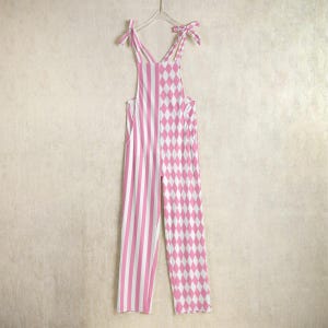 Könnte beinhalten: Ein Set aus drei Keramikbechern mit gesprenkelter, matter Oberfläche. Die Becher sind in den Farbtönen Creme, Hellbraun und Dunkelbraun gehalten. Jeder Becher hat ein schlichtes, minimalistisches Design, ideal für Kaffee oder Tee.