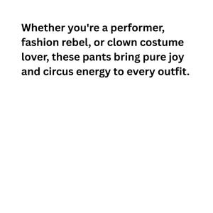 Puede incluir: Texto sobre fondo blanco: &laquo;Ya seas artista, rebelde de la moda o amante de los disfraces de payaso, estos pantalones aportan alegr&iacute;a y energ&iacute;a circense a cada atuendo.&raquo;