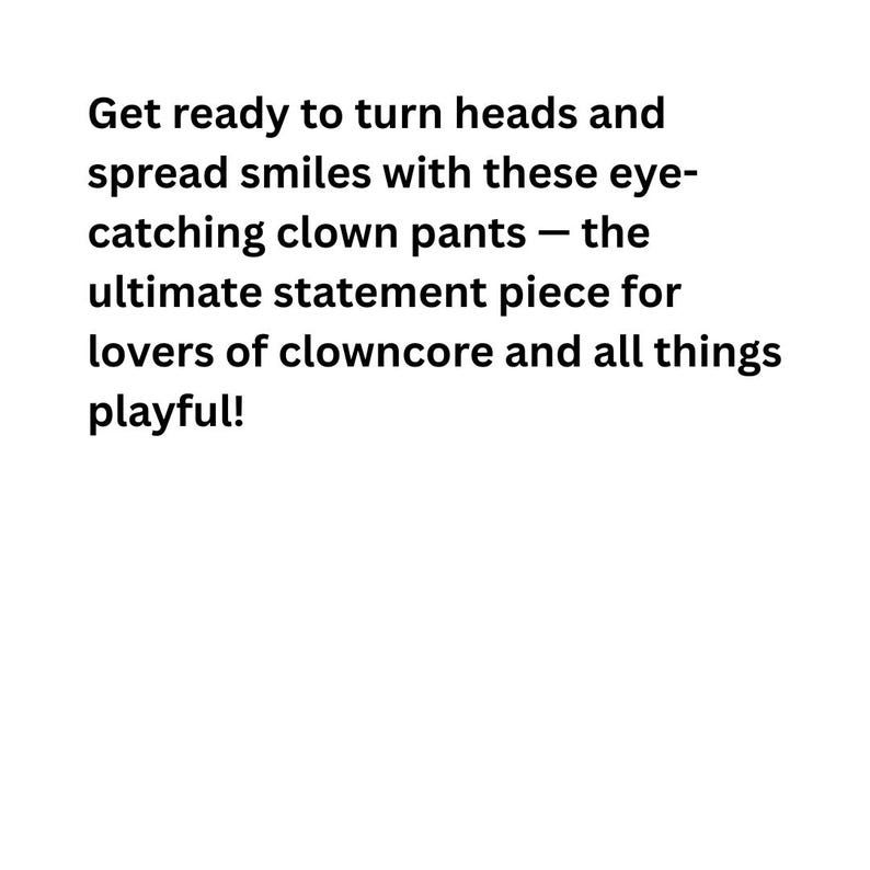 Puede incluir: Texto sobre fondo blanco: "Prep&aacute;rate para llamar la atenci&oacute;n y extender sonrisas con estos llamativos pantalones de payaso: la pieza de declaraci&oacute;n definitiva para los amantes del clowncore y todo lo l&uacute;dico."