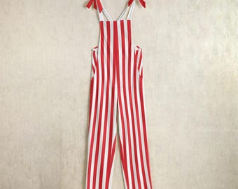 Clownpakoverall: rood-wit gestreepte circusoverall, Clowncore kleding
