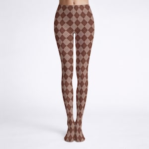 Puede incluir: Leggings de cuerpo entero con un patrón de rombos clásico en tonos marrón y beige. El diseño consiste en formas de diamante repetitivas con líneas finas que se cruzan, cubriendo toda la prenda desde la cintura hasta los tobillos.