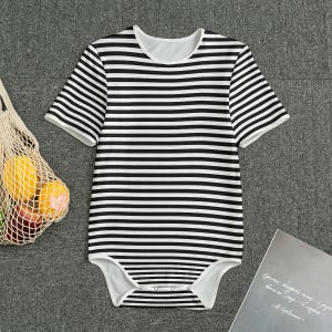 Altersregressions-Kleidung, Agere Zahnrad, Kleiner Raum-Erwachsen-Strampler, Erwachsenen-Onsie, Kleiner Raum-Körper, klassischer schwarz-weiß gestreifter Bodysuit
