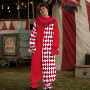 Pode incluir: Um traje de palhaço com um design dividido, com um lado em vermelho sólido e o outro lado com um padrão de losangos de arlequim em vermelho, branco e rosa. A peça inclui uma gola com babados, mangas compridas com punhos franzidos e tornozelos franzidos.