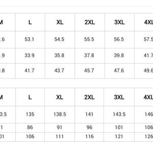 以下が含まれることがあります： Sから7XLまでのサイズに対応した、インチおよびセンチメートル単位の測定値を示すサイズチャート表。表には、サスペンダーを除いた前股上、ウエスト、ヒップの行があり、各サイズカテゴリーに対応する数値が記載されています。
