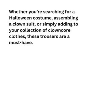 Puede incluir: Texto sobre fondo blanco: &laquo;Ya sea que est&eacute;s buscando un disfraz de Halloween, armando un traje de payaso o simplemente agregando a tu colecci&oacute;n de ropa clowncore, estos pantalones son imprescindibles&raquo;.