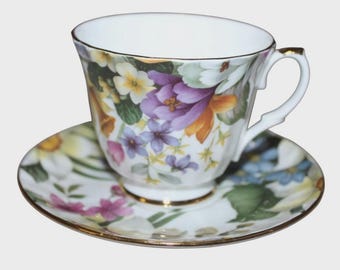 Taza y platillo Duchess de porcelana fina inglesa con diseño floral y borde dorado.