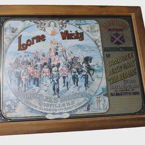 Pode incluir: Um anúncio vintage emoldurado para o whisky Lorne, com uma ilustração de soldados e texto. A moldura é de madeira. O anúncio inclui o texto "Greenlees Brothers" e "Distillers".