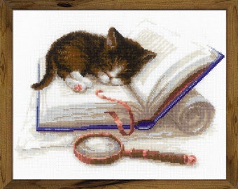 RIOLIS Cross Stitch Kit 1725 Kitten on the Book, Embroidery Kit with an Adorable Little Cat Sleeping on the Book