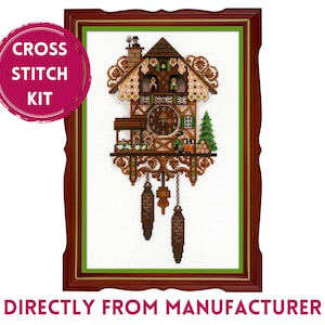 Könnte beinhalten: Kreuzstich-Set mit einem detaillierten Kuckucksuhr-Design. Die Uhr hat einen braunen Holzrahmen, einen grünen Rand und aufwendige Details. Der Text "CROSS STITCH KIT" befindet sich in einem rosa Kreis, darunter steht "DIRECTLY FROM MANUFACTURER".