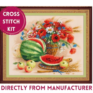 Puede incluir: Kit de punto de cruz con una naturaleza muerta de amapolas rojas, trigo y rodajas de sandía en un jarrón. El kit incluye todos los materiales necesarios para completar el proyecto.