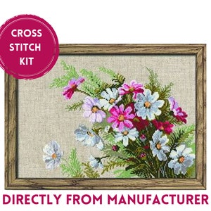 Può includere: Kit di punto croce con un'immagine incorniciata di un bouquet di fiori rosa, bianchi e viola con foglie verdi su uno sfondo beige.