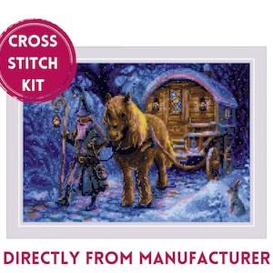 Peut inclure: Un kit de point de croix représentant une scène d'hiver féérique avec un magicien, un cheval tirant un chariot et un petit chalet. La scène se déroule sur fond de forêt enneigée.