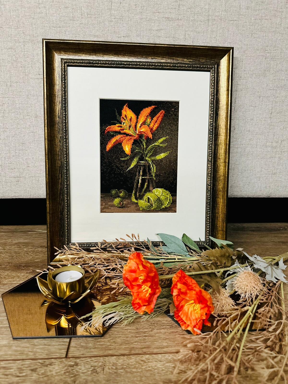 Kit de point de croix : nature morte lys et citron vert, n° 2097, broderie florale avec lys orange et fruit vert par RIOLIS - France