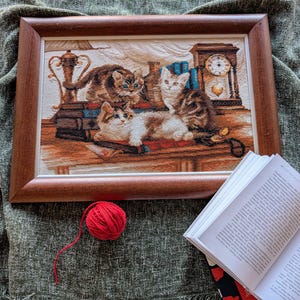 Kit punto croce RIOLIS 1247 Amici pelosi, kit ricamo con tre gattini su un tavolo con libri, arte su tessuto di lino immagine 9