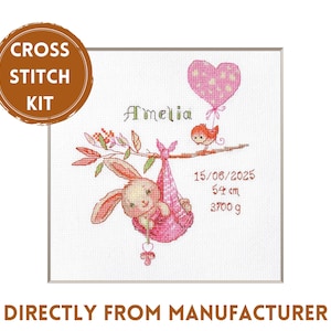 Può includere: Kit per punto croce con un coniglietto in una coperta rosa, sospeso a un ramo con un uccello e un palloncino a forma di cuore. Il nome "Amelia" è sopra il coniglietto, con misure di 54 cm e 3700 g.