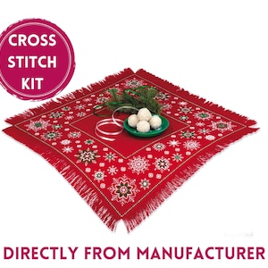 Könnte beinhalten: Rotes Kreuzstich-Set mit einem Schneeflockenmuster. Das Set enthält einen vorgeprägten Stoff, Stickgarn und Anleitungen. Der Stoff hat einen Fransenrand.