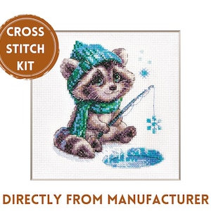 Kit de punto de cruz Aine A1017 Mapache curioso. Kit de bordado con un simpático mapache con gorro y bufanda. Pescando entre los copos de nieve.