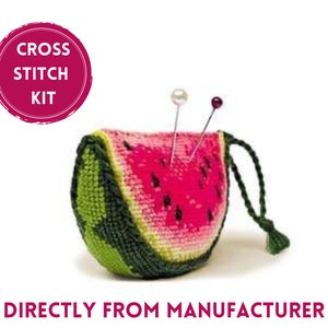 Op de afbeelding: Cross stitch-set met een watermeloen-vormig naaldenkussen met groene en rode borduurwerk. De set bevat naalden en een parel-achtige naaldenkussen-topper.