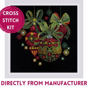 Könnte beinhalten: Kreuzstich-Set mit einem Design aus drei verzierten Weihnachtskugeln mit Schleifen und Verzierungen auf schwarzem Hintergrund. Das Set enthält alle Materialien, die zum Fertigstellen des Projekts benötigt werden.