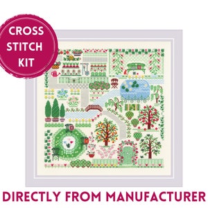 以下が含まれることがあります： 池、木々、花、小さな家のあるカラフルな庭園のシーンが描かれたクロスステッチキット。キットには、プロジェクトを完成させるために必要なすべての材料が含まれています。  "Cross Stitch Kit"は白い円の中に赤で書かれています。