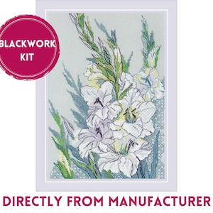 Könnte beinhalten: Ein Kreuzstich-Set mit einem floralen Design. Das Bild zeigt weiße Blumen und grüne Blätter, die in einem weißen Rahmen eingefasst sind. Der Text "BLACKWORK KIT" befindet sich in einem rosa Kreis. Der Text "DIREKT VOM HERSTELLER" steht darunter.