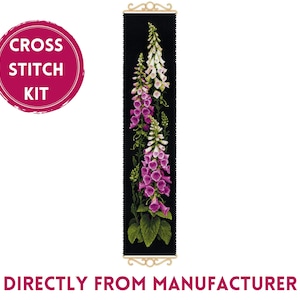 Pode incluir: Kit de ponto cruz com um design floral de dedaleira rosa e branca sobre fundo preto. O kit inclui todos os materiais necessários para completar o projeto.