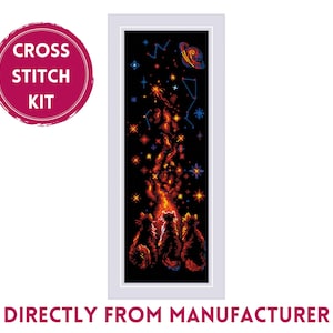 Op de afbeelding: Cross stitch-set met een kampvuur met drie katten die eromheen zitten, omringd door sterren en sterrenbeelden. Het ontwerp is op een zwarte achtergrond met een witte lijst.