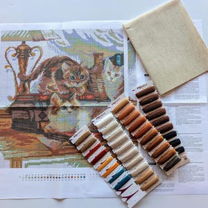 Kit punto croce RIOLIS 1247 Amici pelosi, kit ricamo con tre gattini su un tavolo con libri, arte su tessuto di lino immagine 4