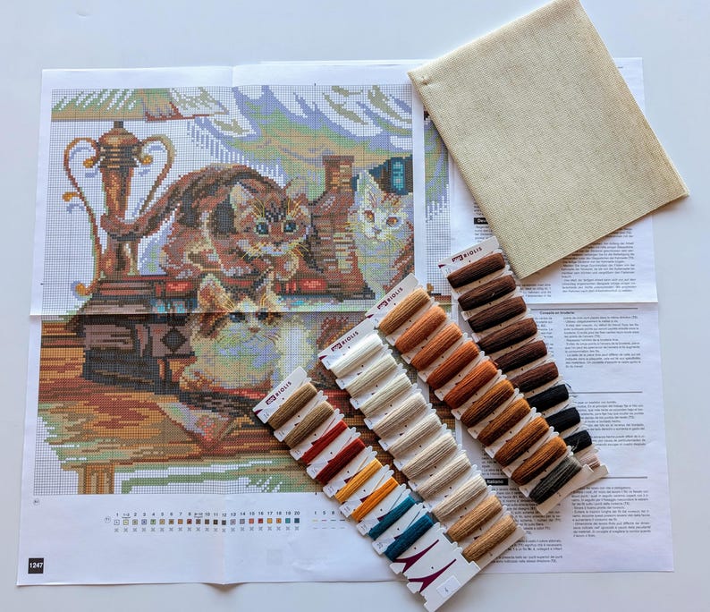 Kit punto croce RIOLIS 1247 Amici pelosi, kit ricamo con tre gattini su un tavolo con libri, arte su tessuto di lino immagine 4