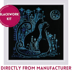 Può includere: Kit di ricamo in blackwork con due gatti e fiori in una gamma di colori blu e neri. Il kit include tessuto nero, filo e istruzioni. "Blackwork Kit" è scritto in bianco su un cerchio rosa.